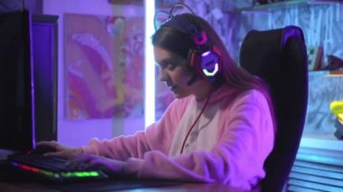 Kız oyuncu duygusal olarak bir bilgisayar oyunu oynuyor.