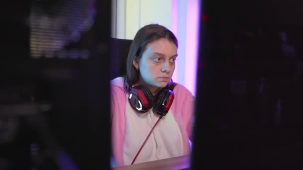 Dziewczyna gracz emocjonalnie gra na komputerze gry. — Wideo stockowe