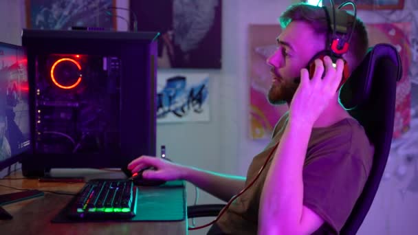Um jovem jogador está emocionalmente jogando um computador. — Vídeo de Stock