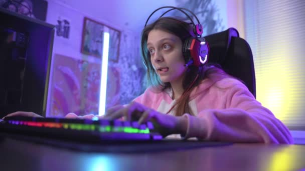 Une jeune fille gamer joue émotionnellement un jeu d'ordinateur. — Video