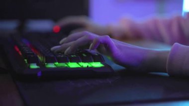 Kadın elleri arka plandaki klavyeye tıklıyor..