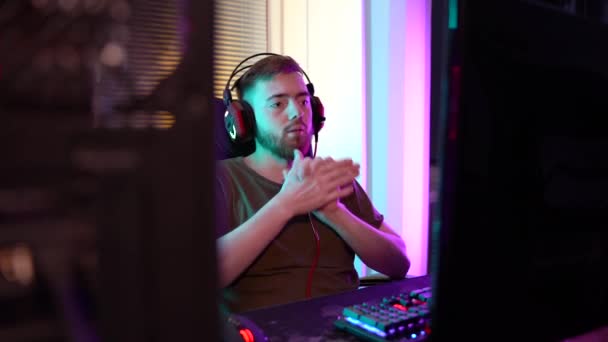 En ung spelare killen är känslomässigt spelar en dator. — Stockvideo