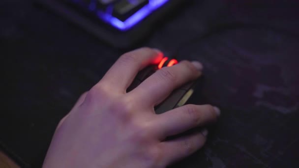 Mãos femininas clique no mouse de jogo . — Vídeo de Stock