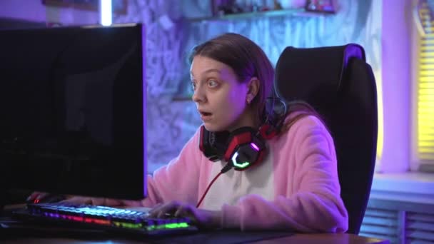 Dívka hráč emocionálně hraje počítačovou hru. — Stock video
