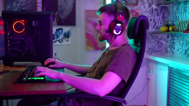 Młody gracz gra emocjonalnie na komputerze.. — Wideo stockowe