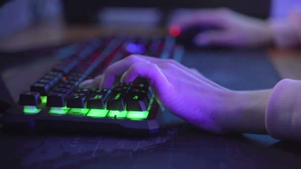 Female hands click on the backlit keyboard. — Stock Video