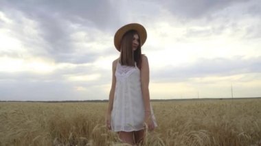 Buğday tarlasında bir kız