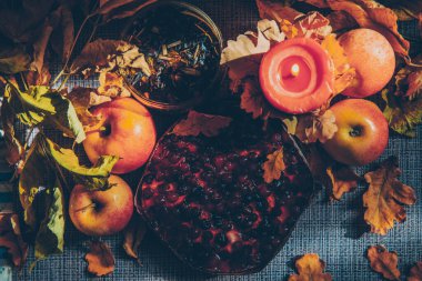 Sonbaharda hayat kırmızı böğürtlenli turta, olgun elmalarla dolu