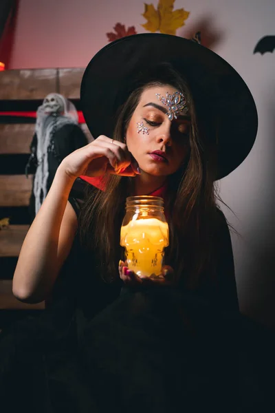 Dívka v kostýmu čarodějnice na Halloween — Stock fotografie