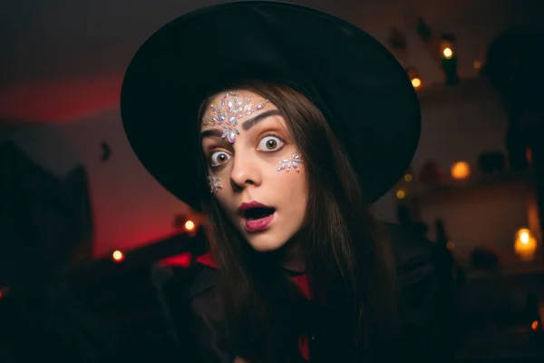 Mujer sorprendida en un disfraz de bruja de carnaval — Foto de Stock