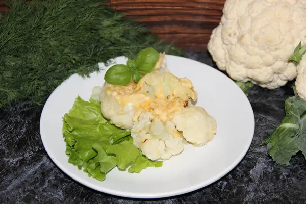 Tocones Coliflor Horno Bajo Queso Plato Blanco Una Mesa Mármol — Foto de Stock