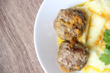 Ev yapımı köfteler ve patates püresi.