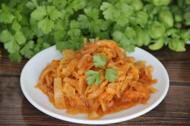 Yuvarlak ahşap bir fincanda taze maydanozlu haşlanmış lahana.