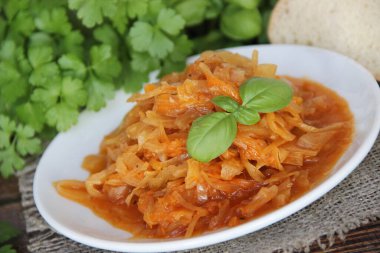 Yuvarlak ahşap bir fincanda taze maydanozlu haşlanmış lahana.