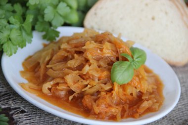 Yuvarlak ahşap bir fincanda taze maydanozlu haşlanmış lahana.