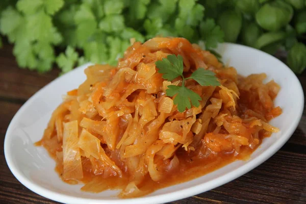 Yuvarlak ahşap bir fincanda taze maydanozlu haşlanmış lahana.