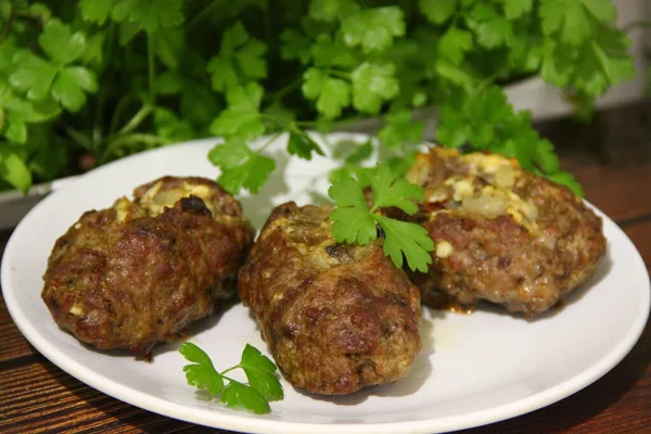 Panqueques Caseros Rellenos Huevos Champiñones Decorados Con Perejil Plato Blanco Imágenes de stock libres de derechos