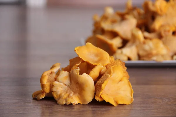 Taze Orman Chanterelle Mantarları Ahşap Bir Masada Yakın Görüş — Stok fotoğraf