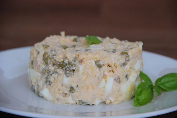 Ensalada Casera Con Hígado Bacalao Huevo Queso Aderezada Con Mayonesa — Foto de Stock