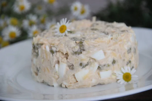 Ensalada Con Despojos Pescado Queso Huevo Guisantes Forma Redonda Sobre — Foto de Stock