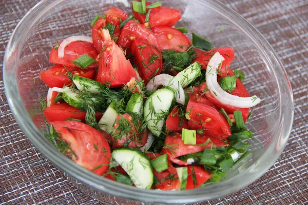 Ensalada Casera Pepinos Frescos Tomates Con Cebolla Hierbas Una Taza Fotos de stock