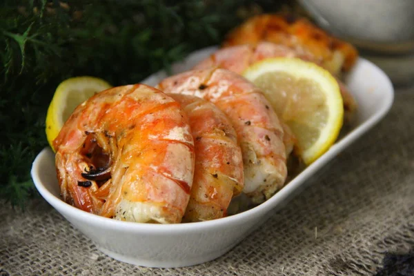 Жаркое Гриле Langoustines Украшенные Лимоном Белой Тарелке Льняная Салфетка Рода — стоковое фото