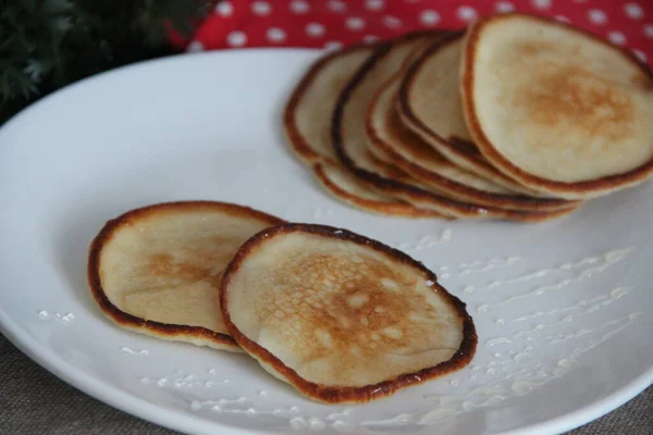 Tunna Hembakade Pannkakor Med Honung Vit Tallrik — Stockfoto