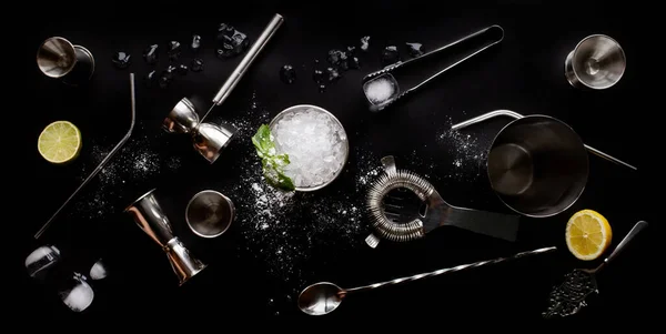 Nane likörü kokteyli, donmuş metal bardaklar ve bar aksesuarları jigger kaşık buz şekeri. Düz manzaralı. Menü, alkol tarifi dekorasyonu, özel web sitesi tasarımı.