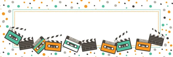 80s 90s música fita cassete de áudio e filme clapper vetor ilustração em estilo retro hipster plana. Site banner horizontal leaderboard rede social grupo perfil cabeçalho imagem com espaço de cópia —  Vetores de Stock