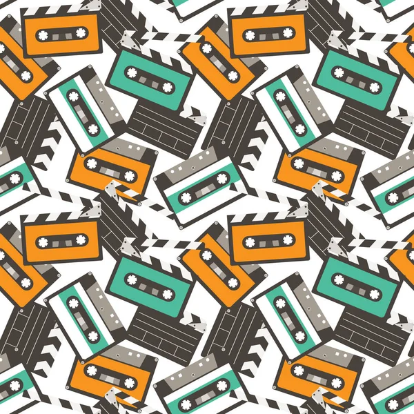 80s 90s hudba audio kazeta páska a film tleskání bezešvé vzor vektorové ilustrace v retro hipster plochý styl. Sociální média, online show, video podcasty překlady — Stockový vektor