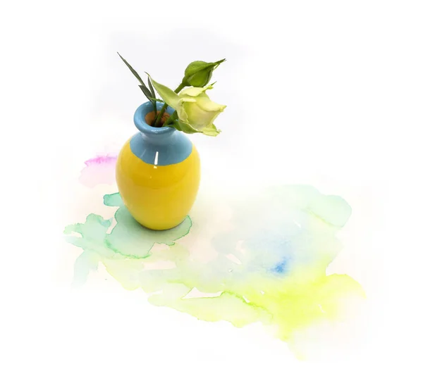 Μικρό χαριτωμένο μικρό βάζο με ξηρό μπουκέτο τριαντάφυλλο τσάι και ζωγραφισμένα στο χέρι κηλίδα ακουαρέλα απομονώνονται σε λευκό φόντο. Καλό για κάρτες, αφίσες, διακόσμηση ιστοσελίδας. Μια φωτογραφία σε μπλε και κίτρινο χρώμα — Φωτογραφία Αρχείου