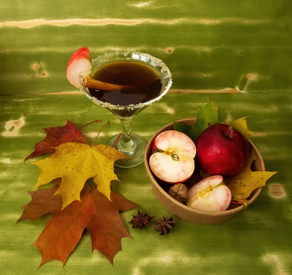 Autumn fall Halloween Thanksgiving season special martini cocktail. A photo composition with maple leaves, apples. For banner, cards or autumn bar special ads — Stock Photo, Image