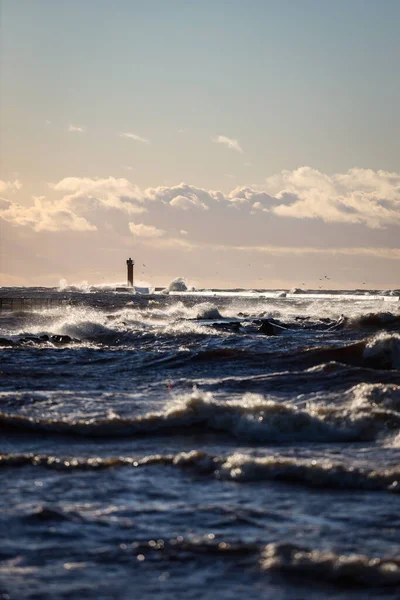 Wiatr Późnym Wieczorem Widok Zachód Słońca Bałtyckiej Latarni Morskiej Dużymi — Zdjęcie stockowe