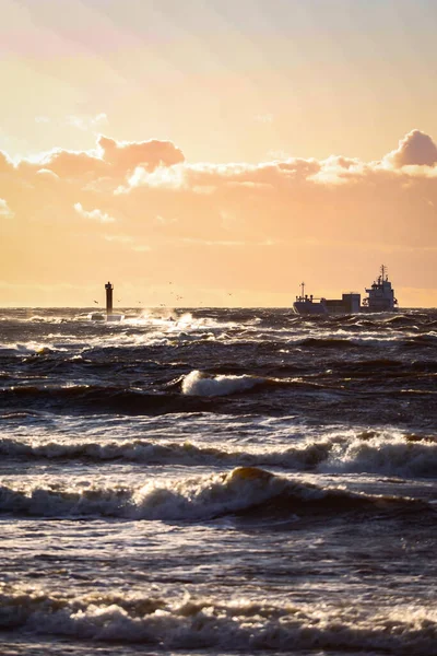 Późny Zachód Słońca Widok Starego Molo Latarni Morskiej Dużych Fal — Zdjęcie stockowe