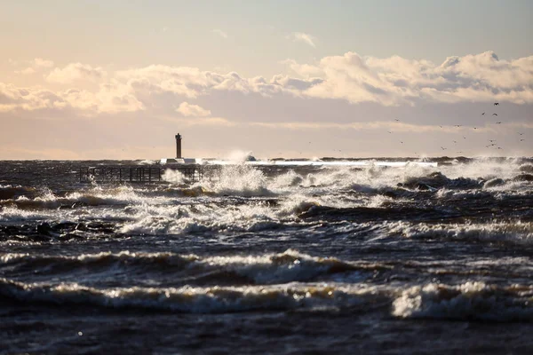 Wiatr Późnym Wieczorem Widok Zachód Słońca Bałtyckiej Latarni Morskiej Dużymi — Zdjęcie stockowe