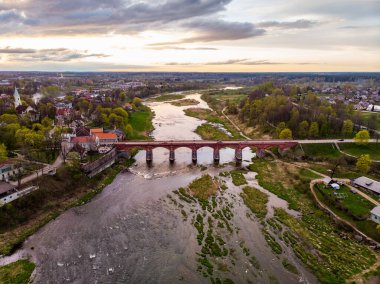 Venta nehri üzerindeki eski tuğla köprünün gerçek insansız hava aracı görüntüsü.