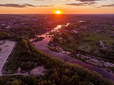 Venta nehrinin eski tuğla köprüye doğru akan manzarası. Fotoğraf Avrupa, Letonya 'da çekildi.