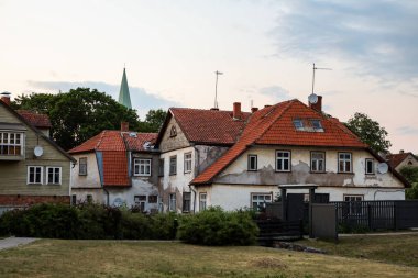 Kasvetli bir günde eski bir kır evi. Fotoğraf Avrupa 'da çekildi