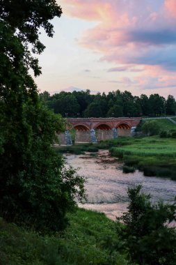 Eski tuğla köprüyle gün batımı manzarası. Fotoğraf Avrupa 'da çekildi.