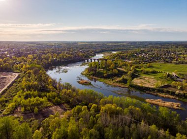 Küçük Venta nehri ile insansız hava aracından gerçek bir kır manzarası. Fotoğraf Avrupa 'da çekildi.