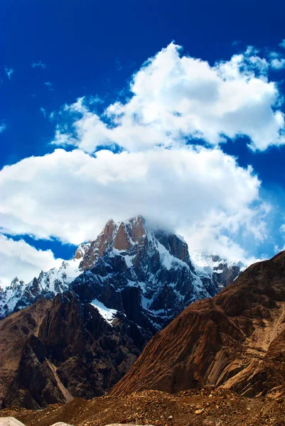 Пейзаж Гор Каракоруйм Пакистане Голубое Небо Большими Облаками Снежные Пики — стоковое фото
