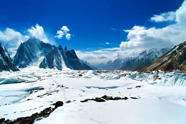 Sneeuwtoppen Van Bergen Met Blauwe Lucht Prachtige Wolken Wintertoerisme Karakorum — Stockfoto