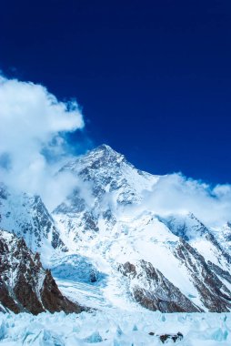 Pakistan 'daki Karakorum dağlarında buzullu kış manzarası. Buz tepeli kar vadisi