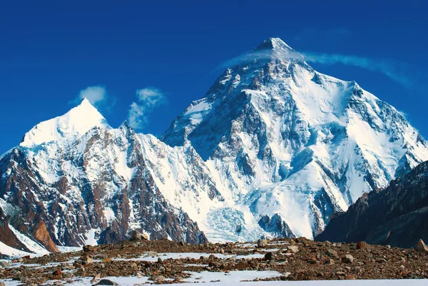 青空の長堀K2で山の雪のピーク パキスタンのカラコルムで冬の観光 水平方向の風景の雪の谷 — ストック写真