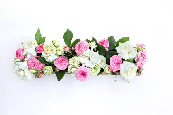 Букет з білих і рожевих троянд в дерев'яній коробці на білому тлі — стокове фото