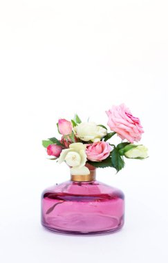 Klasik ev dekoru. Beyaz arka planda izole edilmiş pembe cam vazodaki çiçekler.