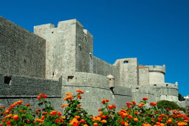 Ston, Dubrovnik, Dalmaçya 'daki Stone Minceta kalesi Hırvatistan. Adriyatik Denizi kıyısındaki ortaçağ eski kasabasında kiremit çatılı evler savunma taşından duvarlarla çevrili.
