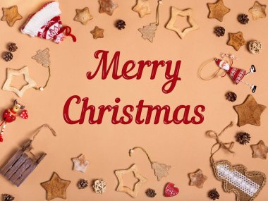 İçinde ev yapımı zencefilli kurabiye ve bej arka planda süslemeler olan Noel kartı.