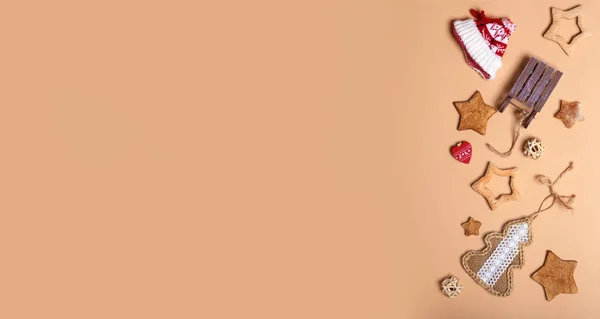 クリスマス自家製ジンジャーブレッドクッキーベージュの背景に装飾 — ストック写真