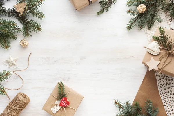 Beyaz arka planda sıfır atık Noel dairesi yatıyordu. Çevre ve doğal ambalaj. Çerçeve.